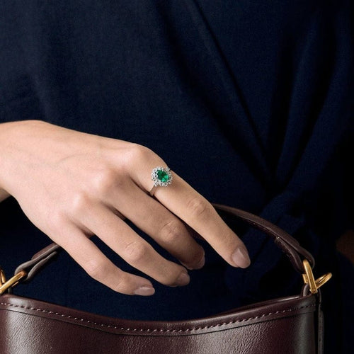 Bague 54 Bague marguerite en or gris 18k et diamants, émeraude ovale 58 Facettes BA519