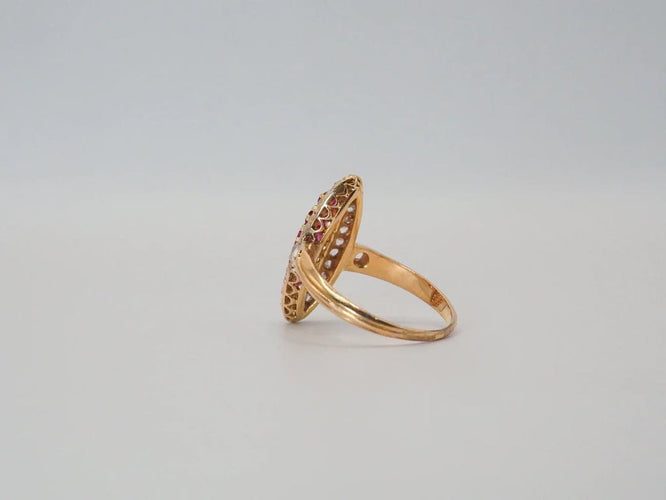 Bague 52 Bague Marquise or jaune, diamants, rubis 58 Facettes 4574