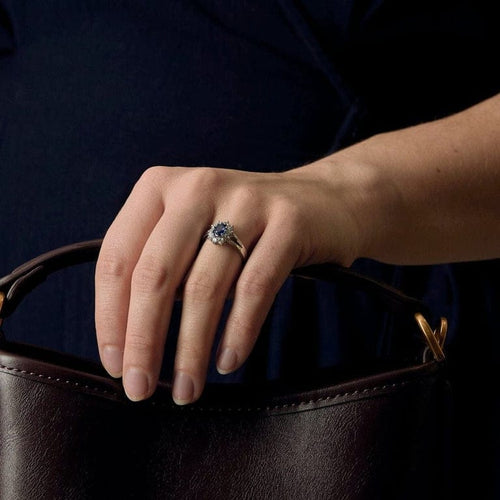 Bague 47 Bague marguerite en or gris 18k, saphir ovale et diamants 58 Facettes DADB-05