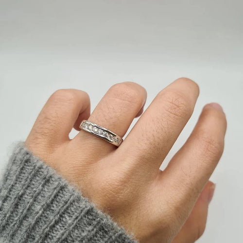 Bague 53 Demi-alliance or blanc 18 carats sertie de diamants 58 Facettes