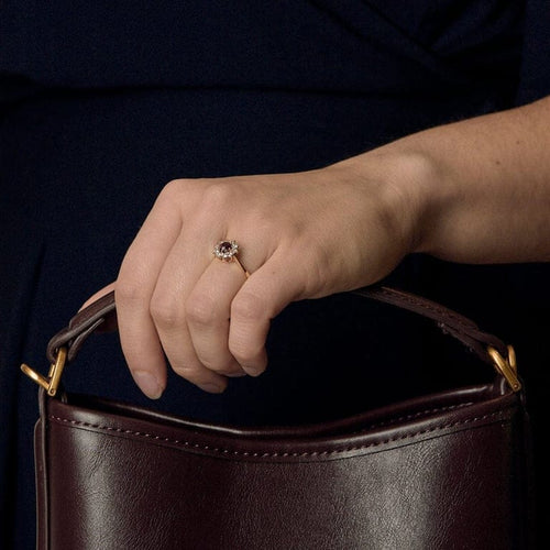 Bague 54 Bague marguerite en or jaune 18k et rubis entouré de diamants 58 Facettes BA212