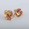 Boucles d'oreilles Boucles d'oreilles entrelacées Rubis synthétiques 58 Facettes 1