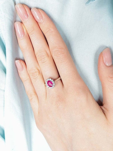 Bague 53 Bague marguerite en or blanc et rubis entouré de diamants 58 Facettes 410 50000