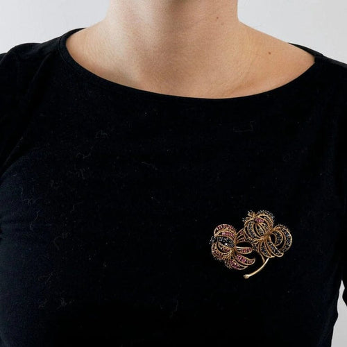 Boucles d'oreilles Clip bouquet de chrysanthème en or jaune 18 carats, rubis et saphirs 58 Facettes AB38