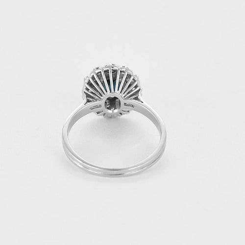Bague 55 Bague marguerite - Bague en or gris 18k, saphir ovale et diamants 58 Facettes BA514