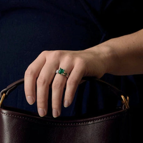 Bague 44 Bague moderniste en or gris 18k avec émeraude et diamants 58 Facettes DADB-19