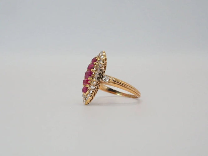 Bague 52 Bague Marquise or jaune, diamants, rubis 58 Facettes 4574