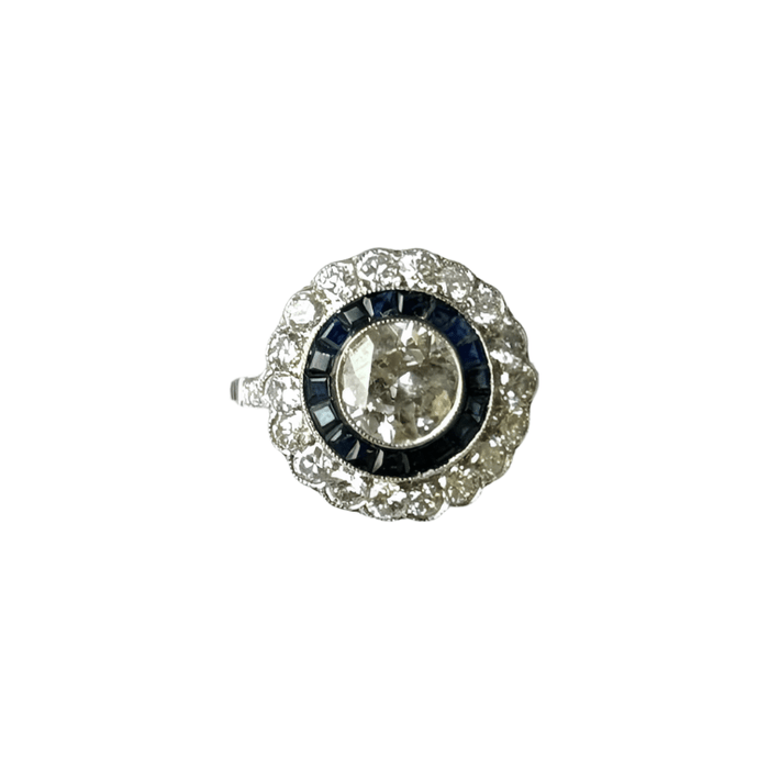 Art Deco stijlring in platina met diamanten en saffieren.