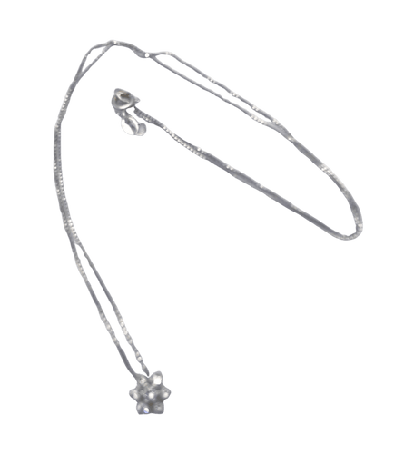 Висулка с диамантено цвете на верижка от бяло злато