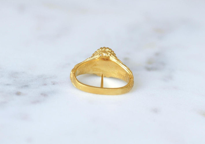 Otwierany uchwyt na apaszkę Bacchus et Bacchantes z żółtego złota 18 kt 58 Facettes