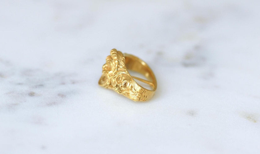 Otwierany uchwyt na apaszkę Bacchus et Bacchantes z żółtego złota 18 kt 58 Facettes