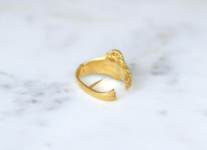 Otwierany uchwyt na apaszkę Bacchus et Bacchantes z żółtego złota 18 kt 58 Facettes