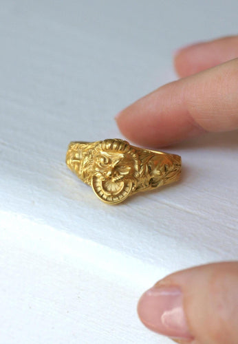 Otwierany uchwyt na apaszkę Bacchus et Bacchantes z żółtego złota 18 kt 58 Facettes