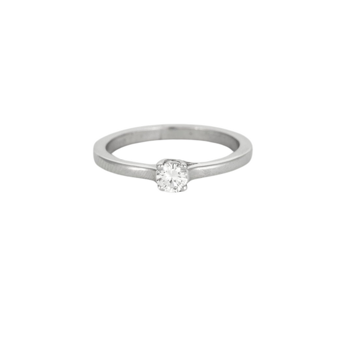 White gold solitaire adorned with a diamond
