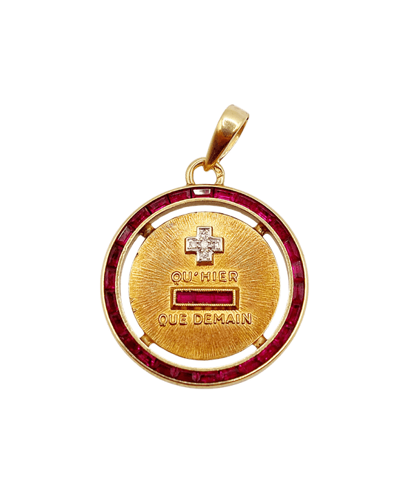 Pendentif AUGIS - ULTRA RARE Médaille d'amour 23mm or jaune, diamant et rubis calibrés  "+ qu'hier - que demain" 58 Facettes A03182