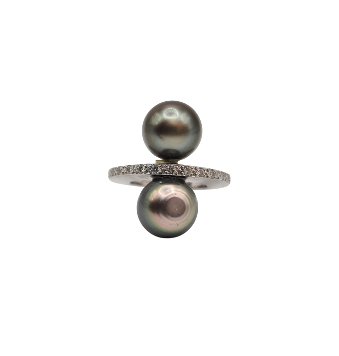 White gold ring set with Tahitian pearls and diamonds