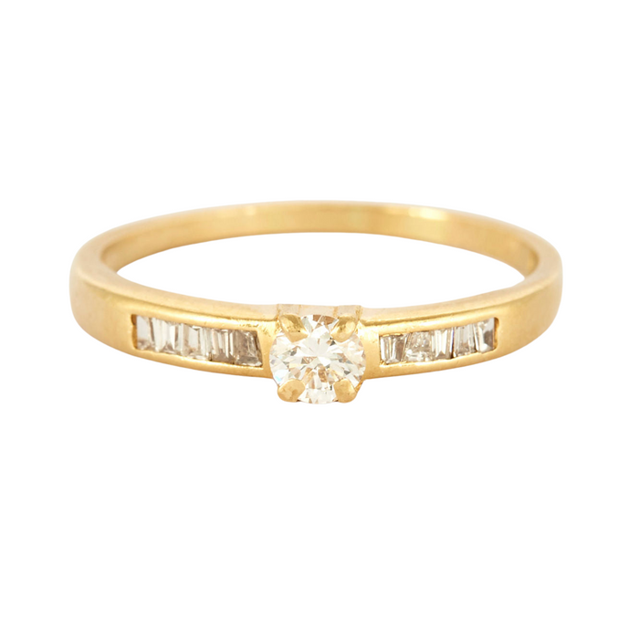 Yellow gold ring adorned with diamonds