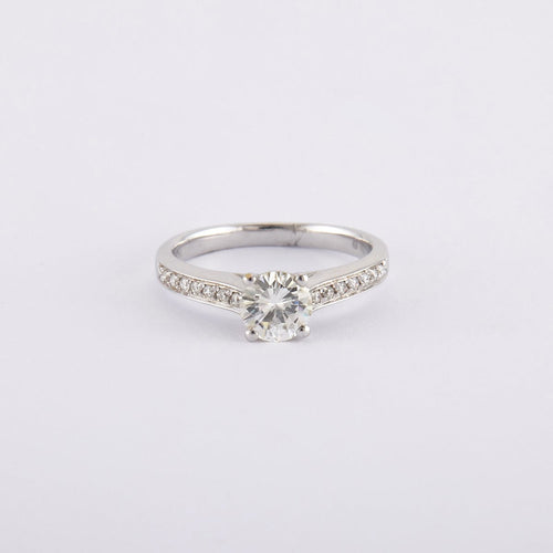 Bague 53 / Blanc/Gris / Or 750 Solitaire accompagné Diamant 0.72 carat 58 Facettes 120377R-220105R