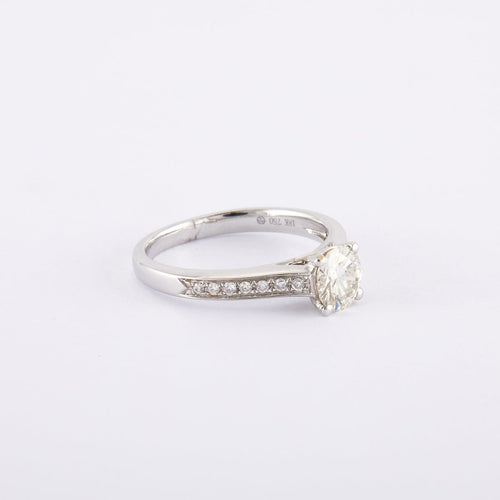 Bague 53 / Blanc/Gris / Or 750 Solitaire accompagné Diamant 0.72 carat 58 Facettes 120377R-220105R