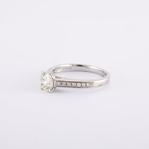 Bague 53 / Blanc/Gris / Or 750 Solitaire accompagné Diamant 0.72 carat 58 Facettes 120377R-220105R