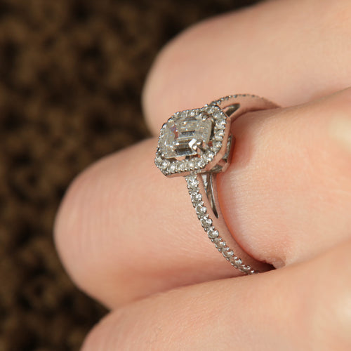 52 Bague solitaire diamant taille émeraude, or blanc & pavage diamants 58 Facettes DV0131-1