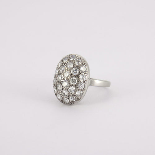Bague 55 Bague ovale, en or gris, diamants 58 Facettes