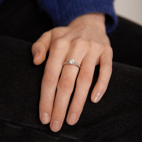 Bague 53 / Blanc/Gris / Or 750 Solitaire accompagné Diamant 0.72 carat 58 Facettes 120377R-220105R