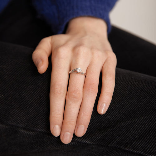 Bague 53 / Blanc/Gris / Or 750 Bague Solitaire Torsadée Diamant 0.38 carat 58 Facettes 180066R