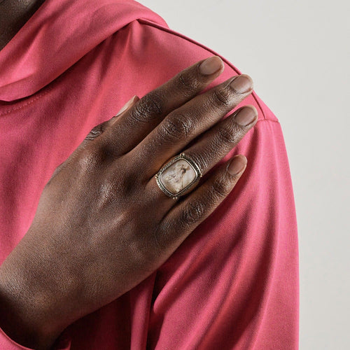 Bague Importante Bague or jaune et gris, dôme de cristal de roche 58 Facettes DV0529-2