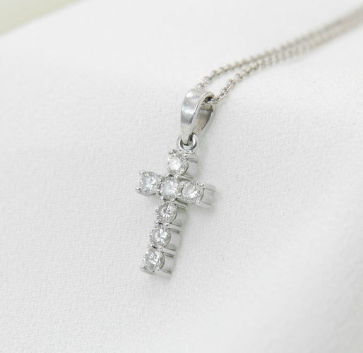 Pendentif Pendentif croix en or et diamants 58 Facettes 296