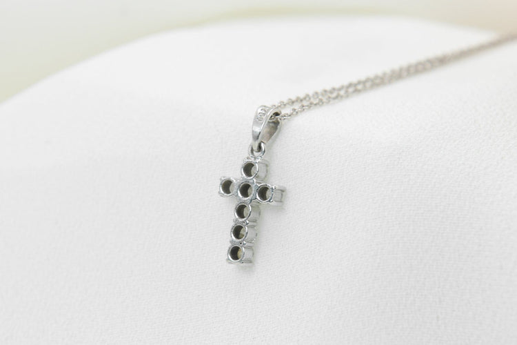 Pendentif Pendentif croix en or et diamants 58 Facettes 296