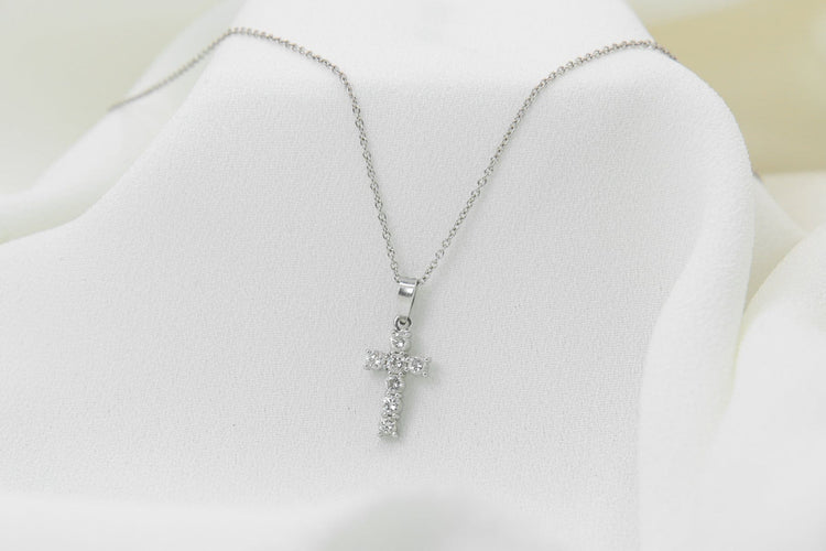 Pendentif Pendentif croix en or et diamants 58 Facettes 296