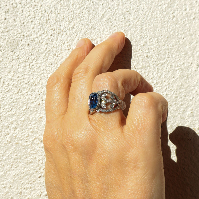 Bague 53 Bague Arabesque Saphir bleu exceptionnel 58 Facettes 1