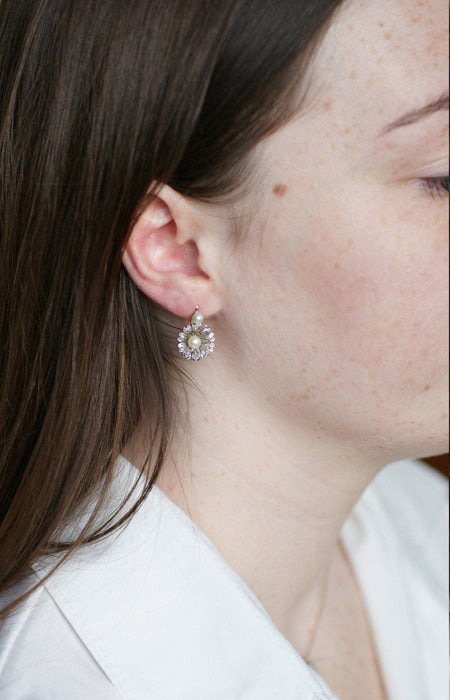 Boucles d'oreilles Boucles d'oreilles fleurs or, perles, diamants 58 Facettes