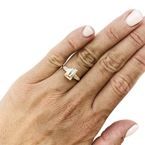 Bague 52 Bague diamant taille émeraude 2 carats, or jaune. 58 Facettes 30566
