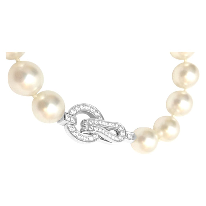 Collier Collier de perles Cartier collection "Agrafe", fermoir en or blanc et diamants. 58 Facettes 26958