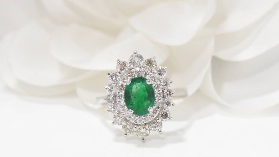 Bague 54.5 Bague double entourage en or blanc, émeraude et diamants 58 Facettes F4950