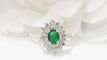Bague 54.5 Bague double entourage en or blanc, émeraude et diamants 58 Facettes F4950