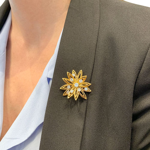Broche Broche Cartier "Fleur" en or jaune et diamants. 58 Facettes 31448