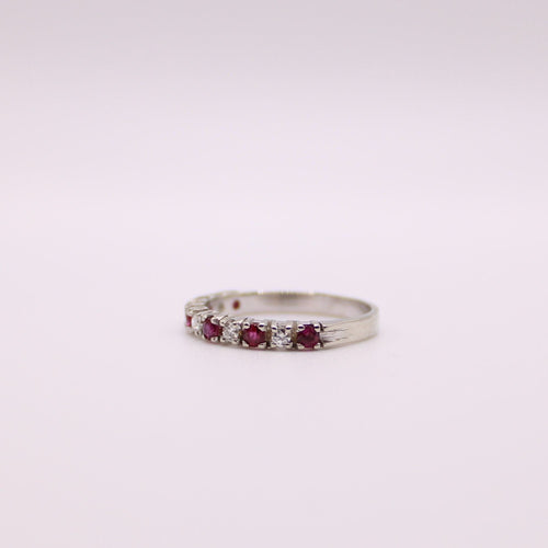 Bague Alliance Demi-tour Rubis et Diamants sertis sur or blanc 58 Facettes