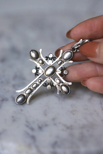Pendentif Croix ancienne en argent, émail, et pierres du Rhin 58 Facettes