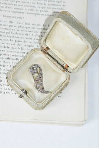 Broche Broche volute Or blanc Diamants Rubis 58 Facettes