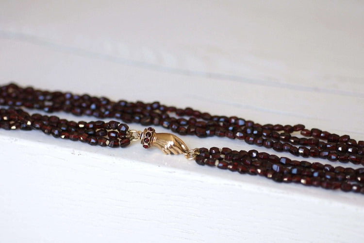 Collier Sautoir fermoir main en or et perles de grenat 58 Facettes