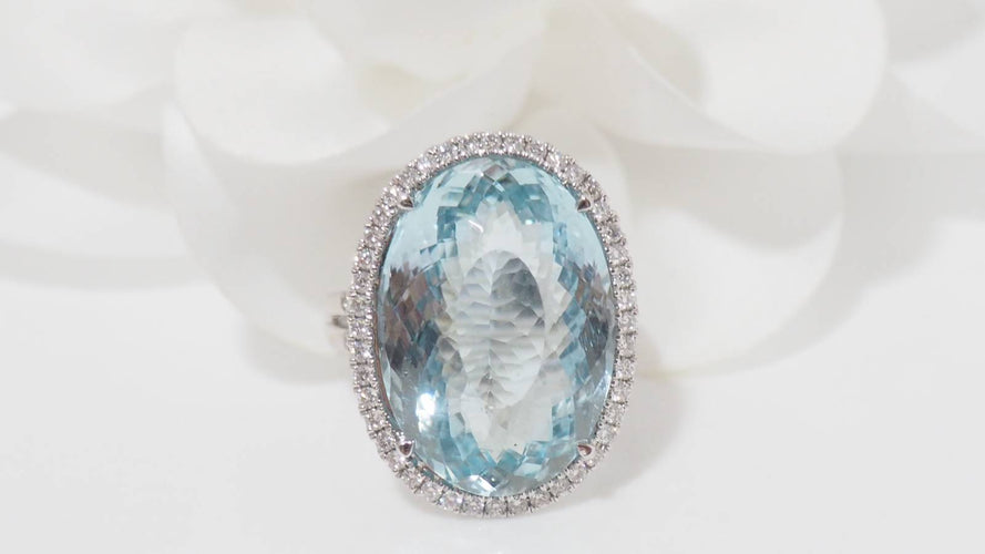 Bague Bague entourage or blanc aigue-marine diamants 58 Facettes 31615