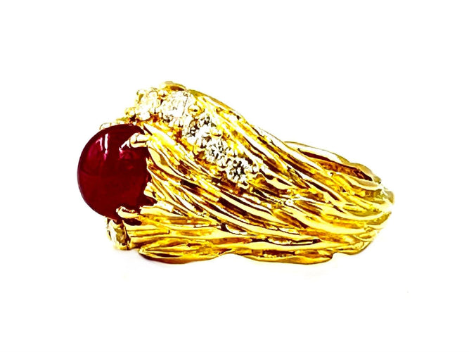 Bague 53 GILBERT ALBERT. Bague or jaune, rubis et diamants 58 Facettes