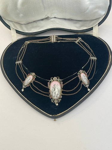 Collier Collier à Décor d'Angelots émaillés Dans Son écrin 58 Facettes 997667