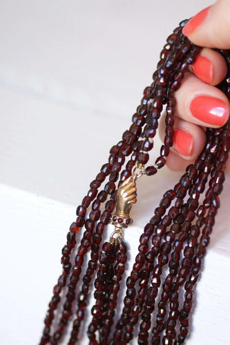 Collier Sautoir fermoir main en or et perles de grenat 58 Facettes