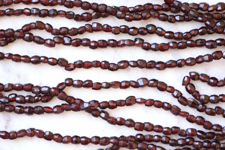 Collier Sautoir fermoir main en or et perles de grenat 58 Facettes