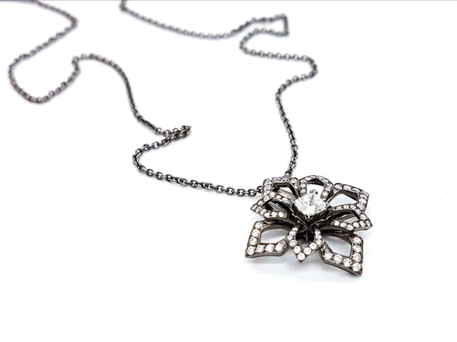 Collier Collier Fleur Or noir Diamant 58 Facettes 578701RV