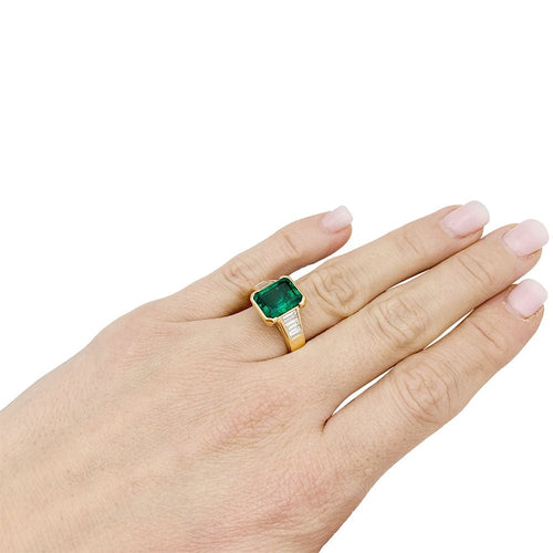 Bague 56 Bague, or jaune, émeraude et diamants. 58 Facettes 33327